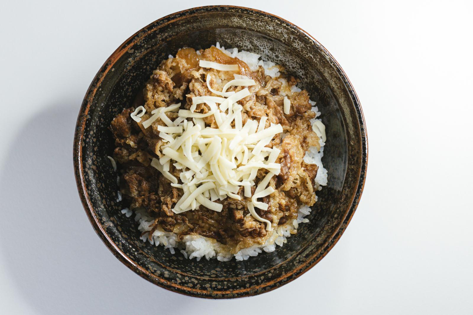 チーズたっぷりの牛丼を真上から撮影