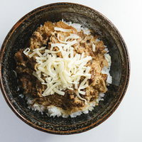 チーズトッピングの牛丼、白いご飯に牛そぼろとチーズがのった高カロリー丼の写真