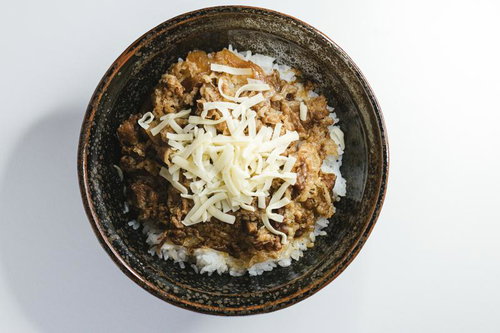 チーズトッピングの牛丼、白いご飯に牛そぼろとチーズがのった高カロリー丼