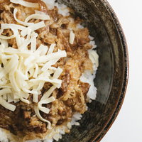 とろけるチーズがたっぷりトッピングされた牛丼の写真