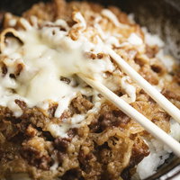 チーズがとろけたチー牛丼の写真