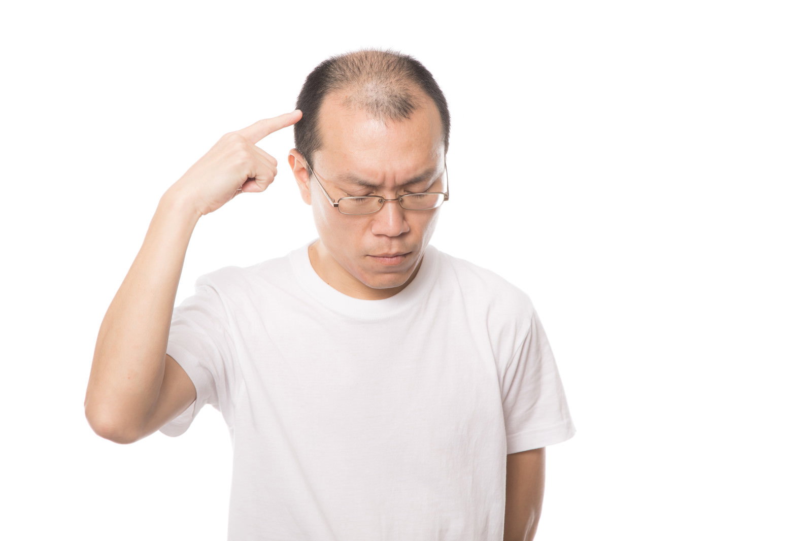 白いシャツを着た薄毛の中年男性が手を頭に当てながらうつむいている［モデル：サンライズ鈴木］