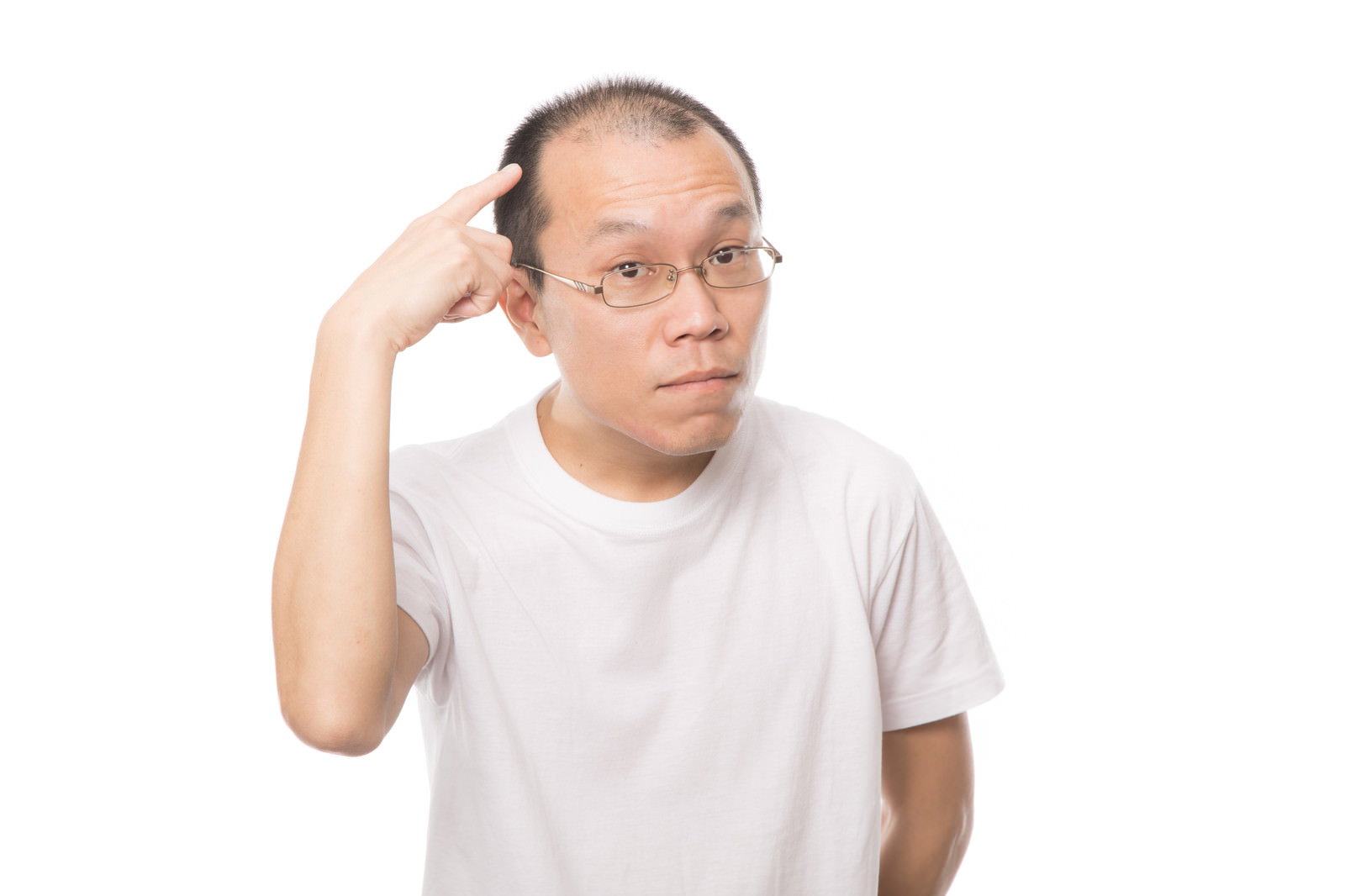 額に指を当ててポーズする眼鏡をかけた男性［モデル：サンライズ鈴木］
