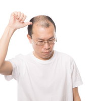 俺の生え際を超えていけ、白いTシャツの中年男性の写真