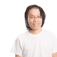 カツラがずれてますよ、と指摘したくなる眼鏡の男性の写真