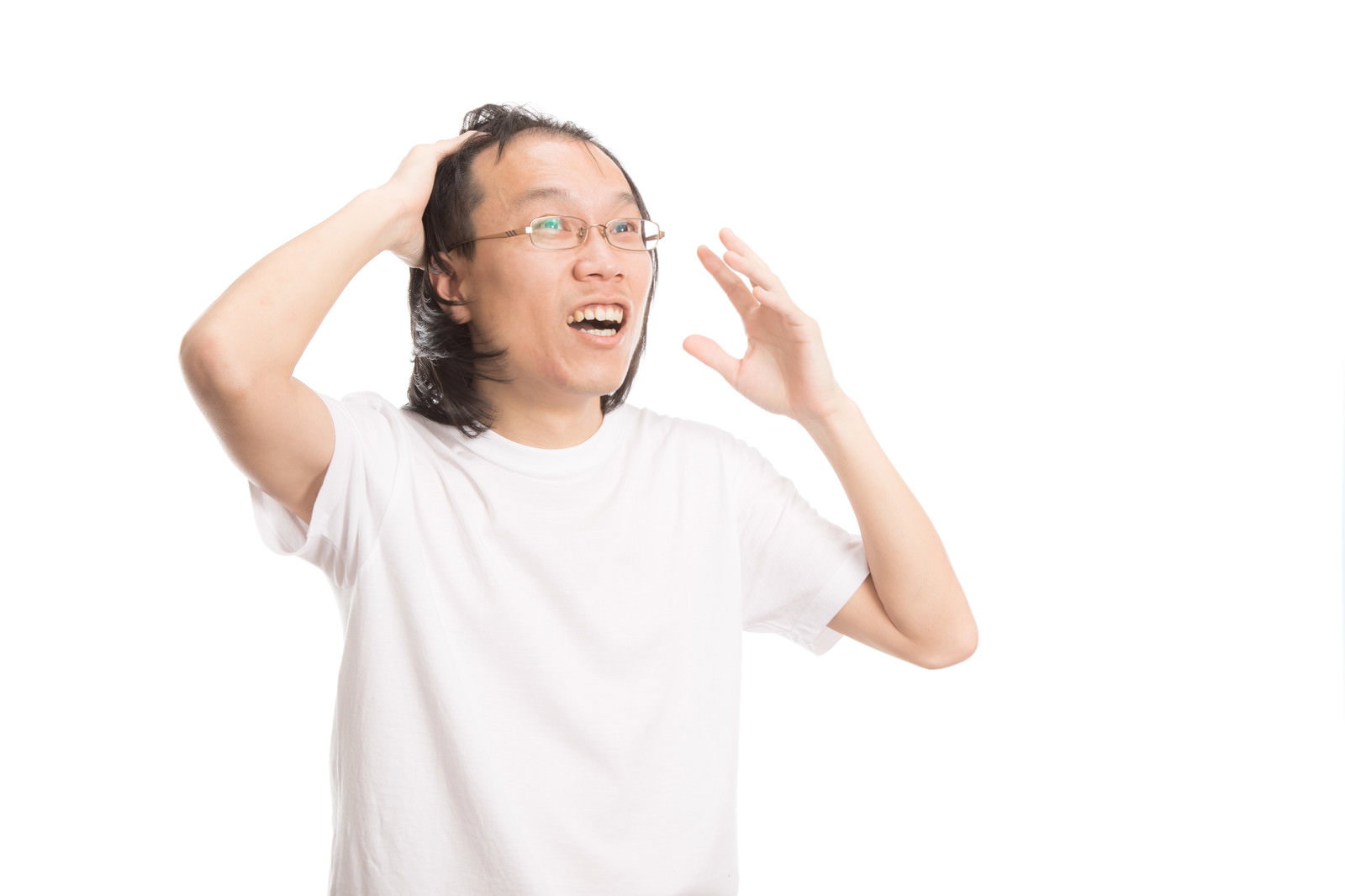 カツラがズレて両手で頭を抑えながら慌てる薄毛の男性［モデル：サンライズ鈴木］