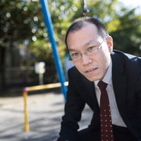 公園で部下の愚痴を聞く薄毛の部長が疲れた表情でブランコに座るの写真