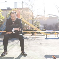 今日もノルマゼロの会社員、公園のブランコで一息の写真