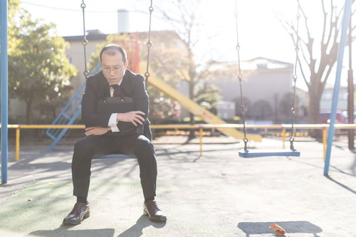 今日もノルマゼロの会社員、公園のブランコで一息