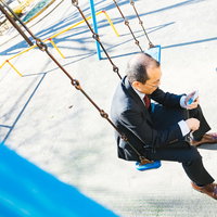 仕事をサボってアプリに夢中の写真