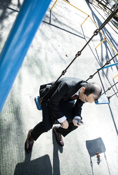 ストレスで項垂れる薄毛の会社員男性