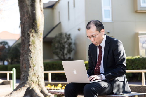 外回り中に急遽PC作業が必要になったスーツ組