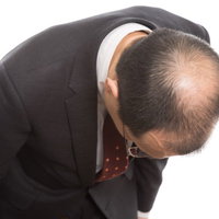 お辞儀をすると頭頂部ハゲが分かりやすい！ まさにカッパ状態の写真