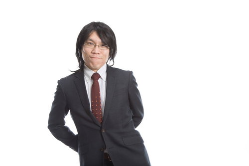 カツラをかぶり笑顔をふりまく会社員