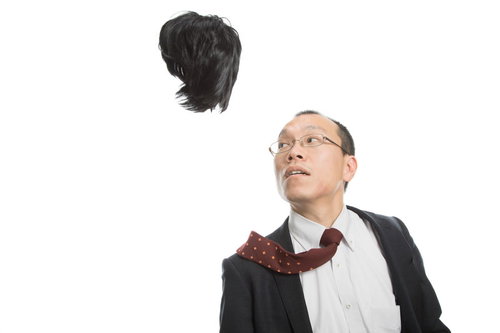 強風でカツラを飛ばされてしまった薄毛の男性会社員