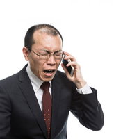 ストレスでハゲそうなクレーム対応の会社員の写真