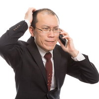 ストレスによる抜け毛が著しいクレーム担当者の男性の写真