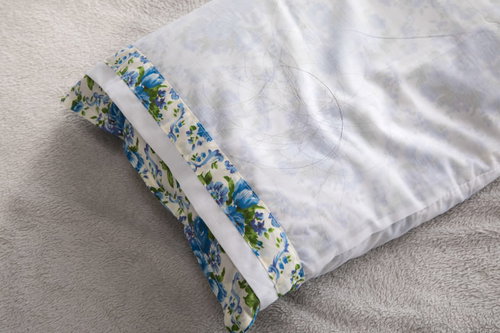 寝起きの白い枕に残った抜け毛