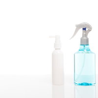 育毛剤スプレーとトニックボトルの頭皮ケア製品の写真