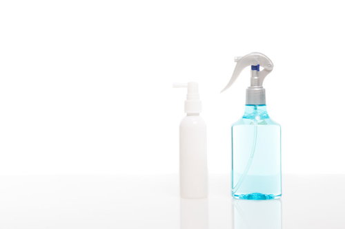 育毛剤スプレーとトニックボトルの頭皮ケア製品