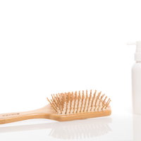 ヘアブラシと育毛スプレーの写真