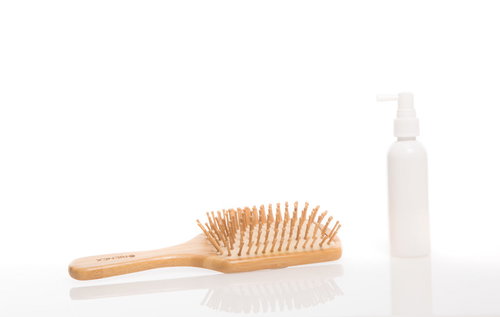 ヘアブラシと育毛スプレー