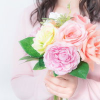 母の日に贈るカーネーションと優しい花束を持つ女性の写真