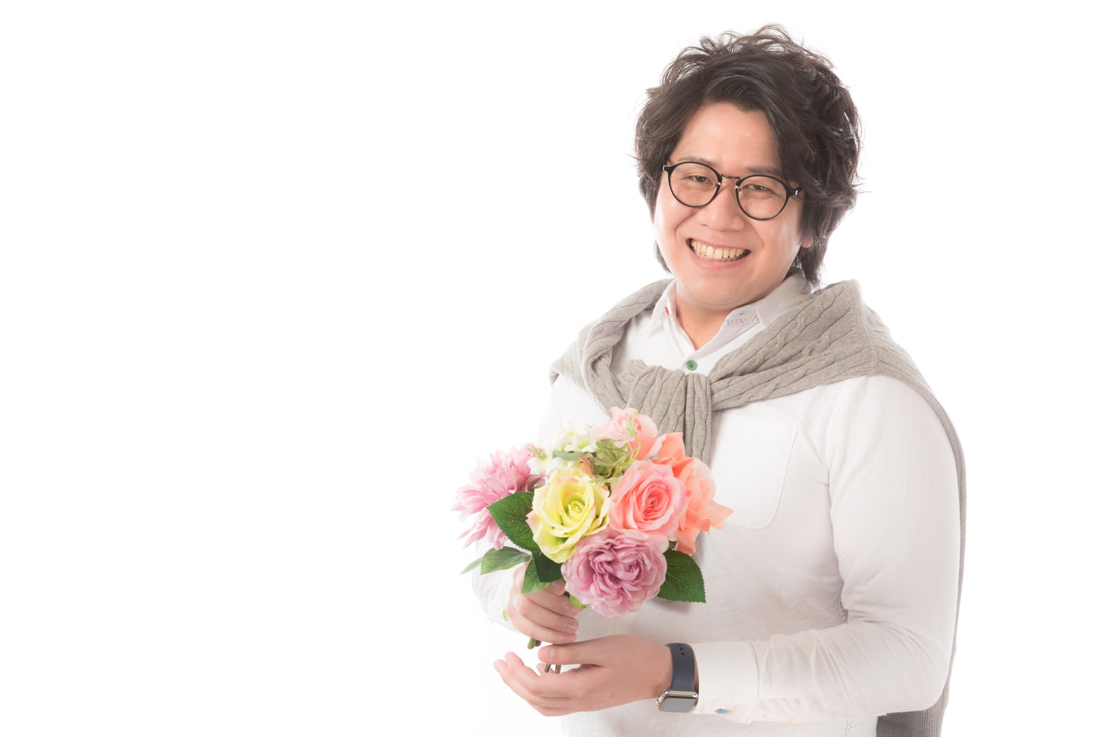 眼鏡の男性がピンク系の花束を持って笑顔で横向き［モデル：あまのじゃく］