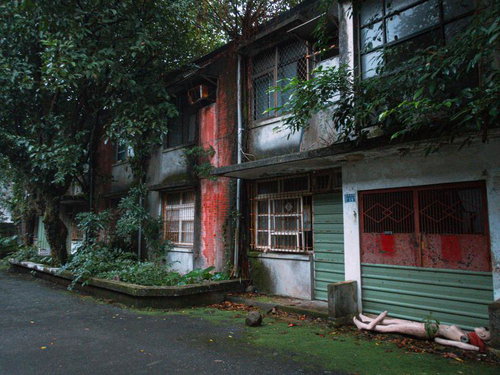 入り口にバラバラのマネキンが放置された廃屋の物静かな建物