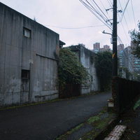 廃村と化したコンクリート建造物が立ち並ぶ寂れた街並みの写真