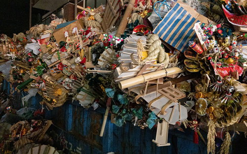 酉の市で廃棄された色とりどりの熊手と処分風景