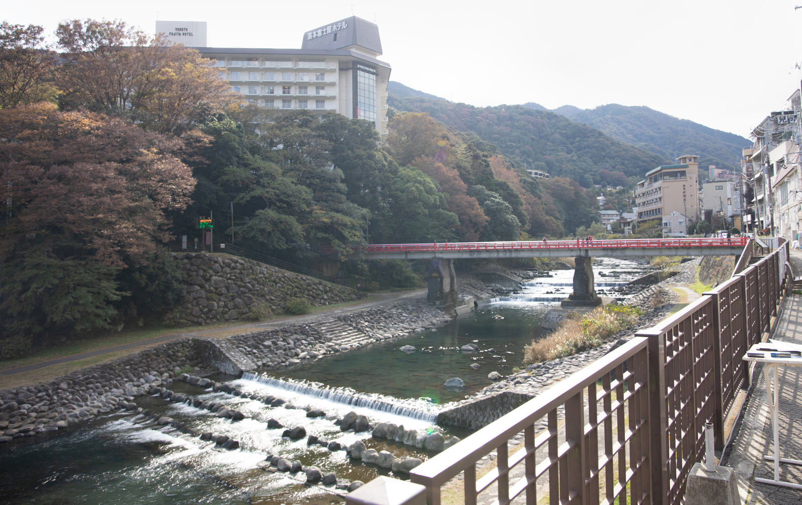 箱根湯本温泉街を流れる川と周辺の建物や山々の風景