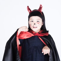 おねだりするチビデビル、ハロウィン仮装の女の子の写真