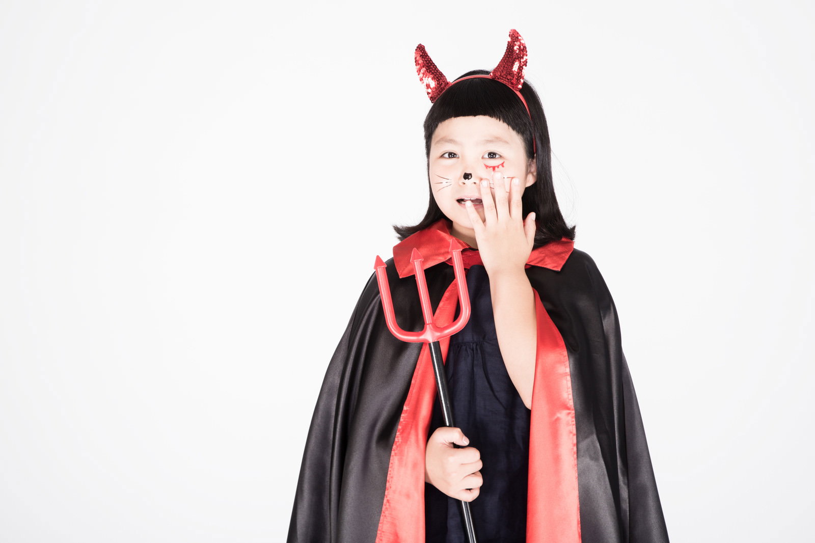ハロウィンの悪魔の仮装をして困惑した表情を見せる女の子［モデル：ゆうき］