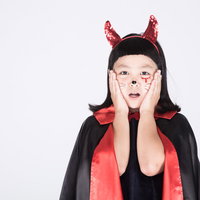 恐怖に慄くチビデビル仮装の女の子（ハロウィン）の写真