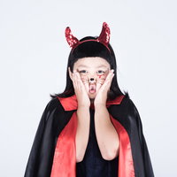 アッチョンブリケするチビデビル姿の子どもの写真