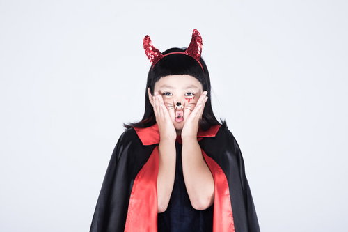 アッチョンブリケするチビデビル姿の子ども