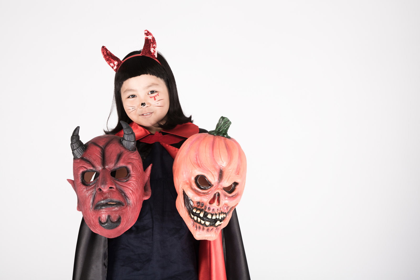 魔女コスチュームで大鎌を担ぐ子ども［モデル：ゆうき］