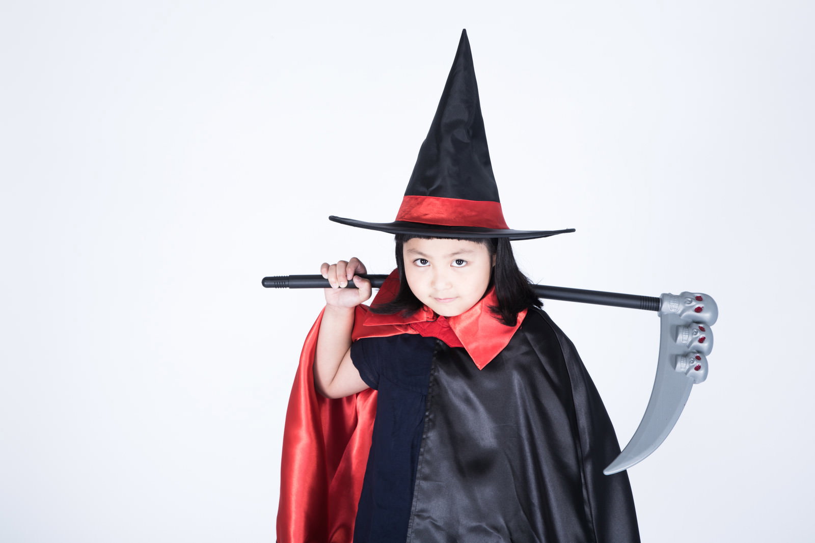 魔女に仮装した女の子が杖を掲げるポーズ［モデル：ゆうき］