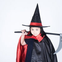 魔女の仮装をした娘に死神の鎌を持たせてみましたの写真