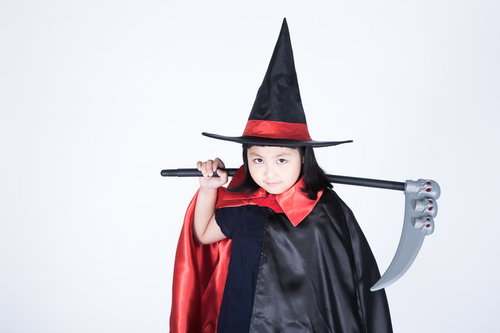 魔女の仮装をした娘に死神の鎌を持たせてみました