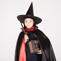 ハロウィンの魔法使い見習いの女の子のコスプレ仮装の写真