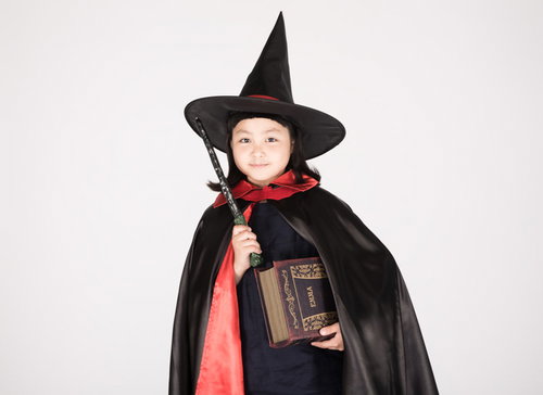 ハロウィンの魔法使い見習いの女の子のコスプレ仮装