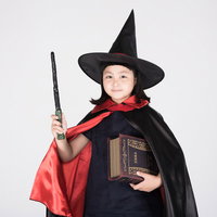 ハロウィンで魔法使いになりきった女の子の仮装の写真