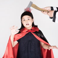 頭に斧がささったかのように見えるハロウィン仮装グッズを装着した子供の写真