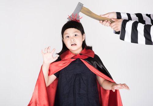 【流血表現注意】頭に斧がささったかのように見えるハロウィン仮装グッズを装着した子供