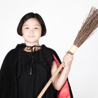 ほうきを持った魔女姿の女の子のハロウィン仮装の写真