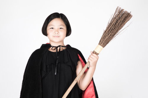 ほうきを持った魔女姿の女の子のハロウィン仮装
