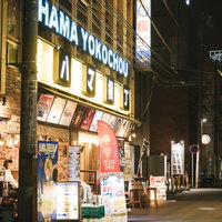 暗闇に浮かぶ白い小花とつぼみのモノクロの写真