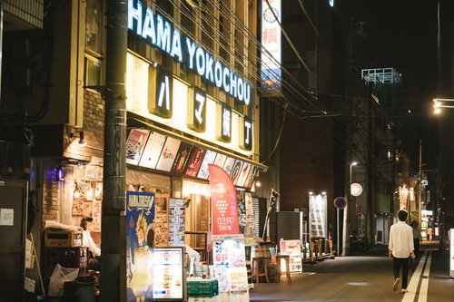 暗闇に浮かぶ白い小花とつぼみのモノクロ